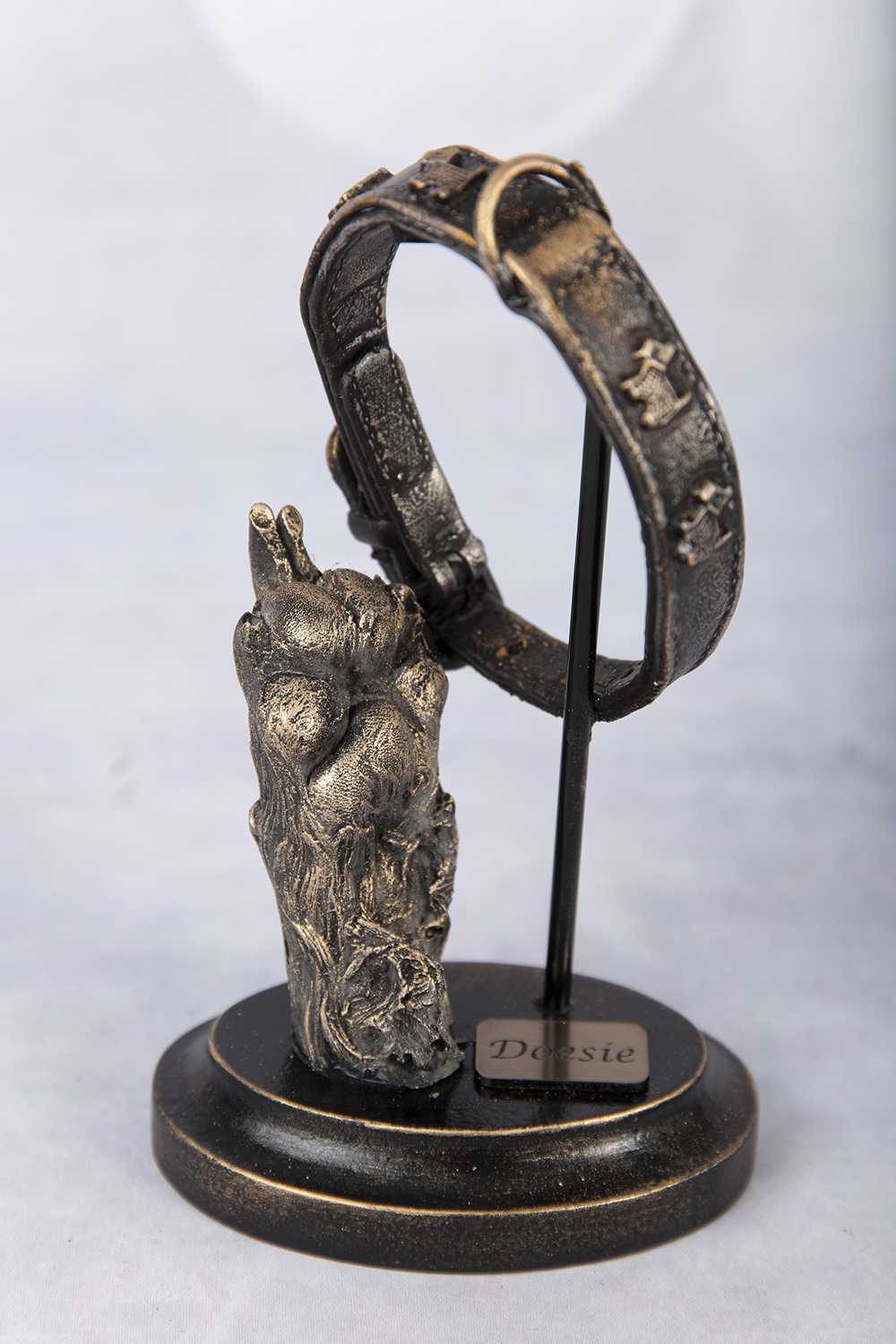 bronzen beeld halsbandje hond